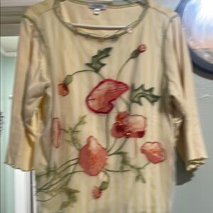 Chic Floral Embroidered Blouse in Cream